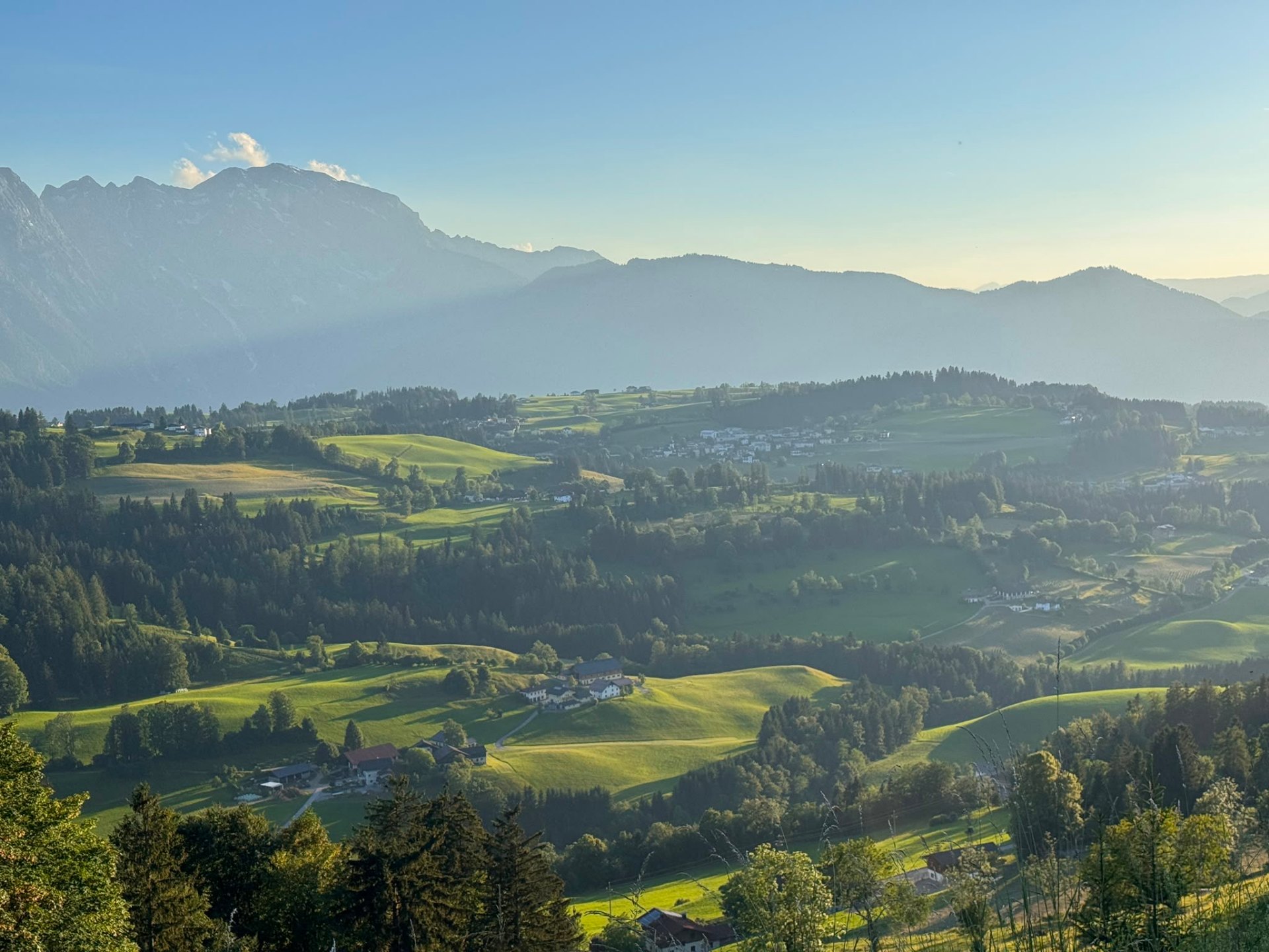 Sanfte grüne Hügel im Abendlicht